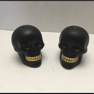 Black skull salt &  pepper set  new in box